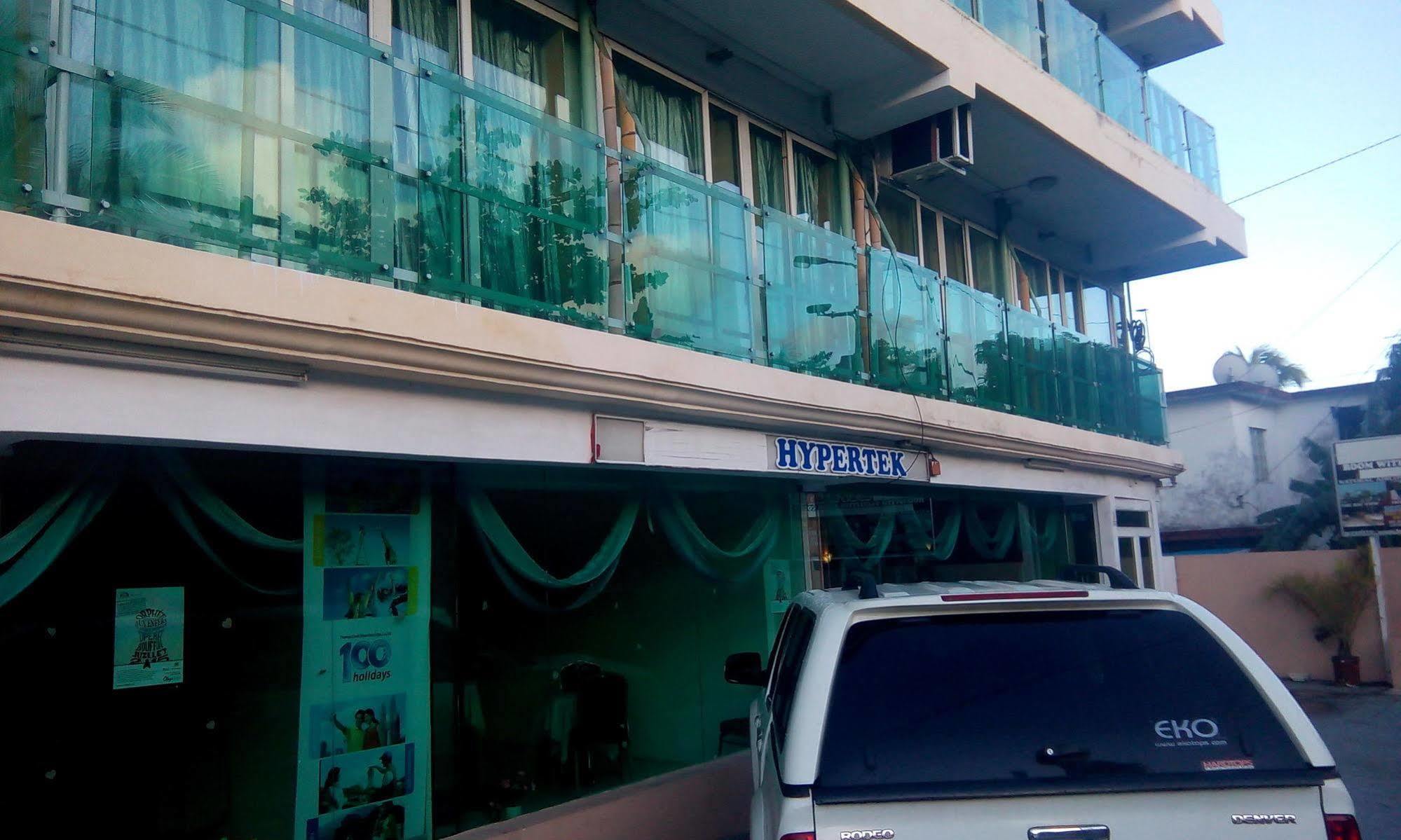 Hypertek Hotel 格兰贝伊 外观 照片
