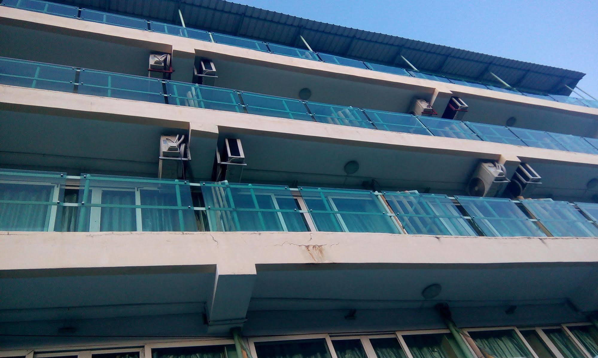 Hypertek Hotel 格兰贝伊 外观 照片
